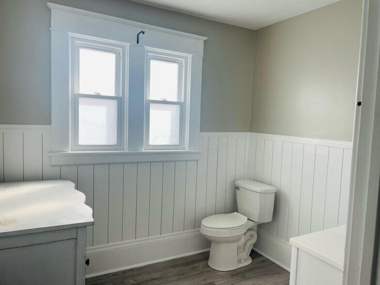 More Photos Of 850 E Main St, Lancaster Storefront Retail Residential For Sale