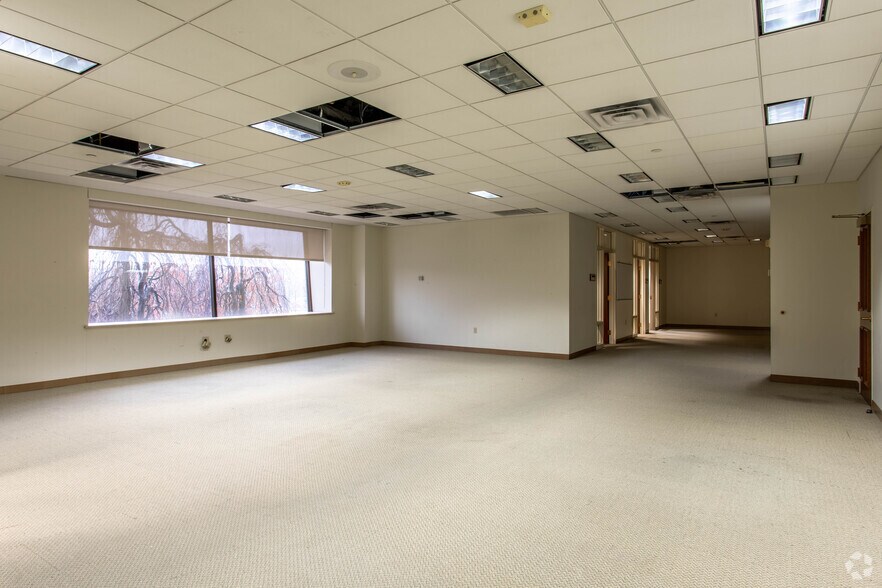 More Photos Of 1500 E Main St, Newark Office For Sale