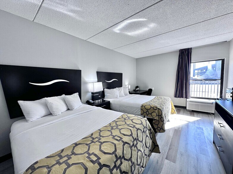 More Photos Of 2075 Highway 192 W, London Hotel For Sale