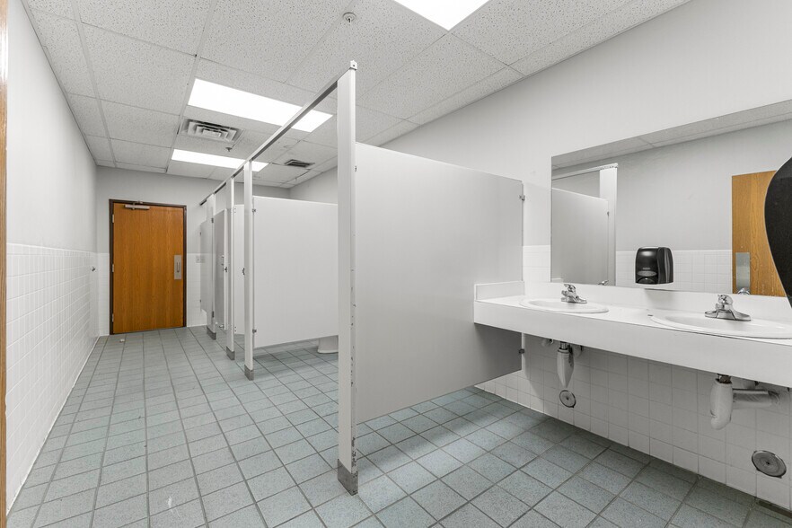 More Photos Of 35425 W Michigan Ave, Wayne General Retail For Lease