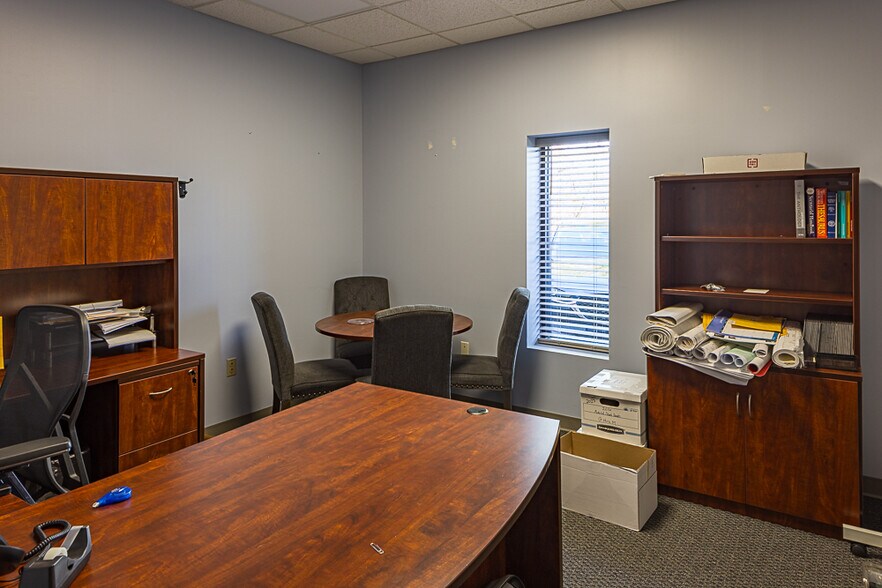 More Photos Of 2528 Wesley St, Johnson City Office For Sale