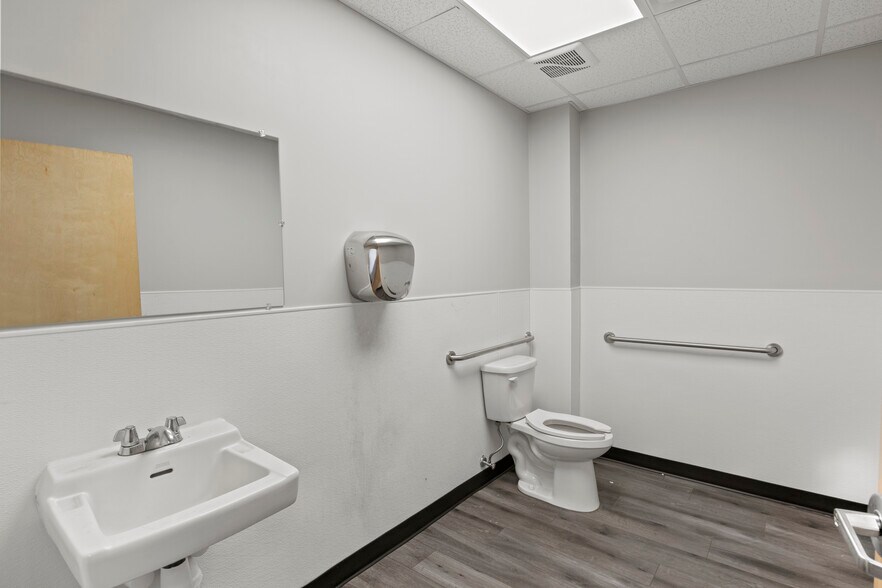 More Photos Of 71 Forest Ave, Glen Cove Storefront Retail Office For Lease