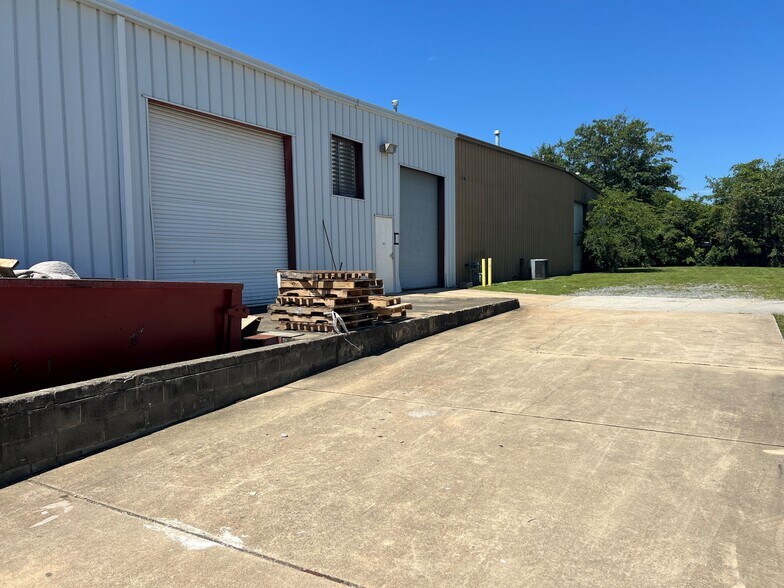 More Photos Of 4989 Mercer University Dr, Macon-Bibb Showroom For Sale