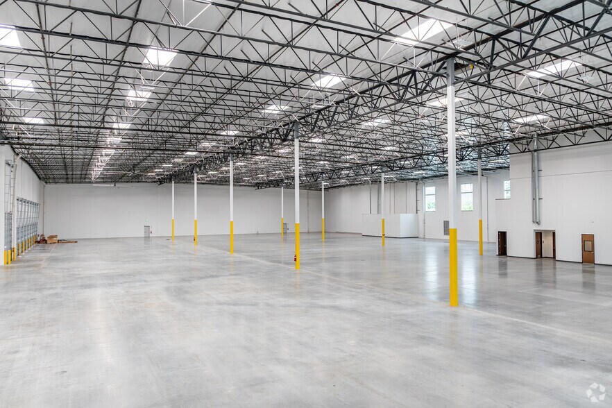 More Photos Of 19900 Plummer St, Chatsworth Warehouse For Lease