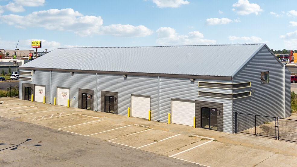 More Photos Of 4403-4411 SW 3rd St, Oklahoma City Showroom For Sale