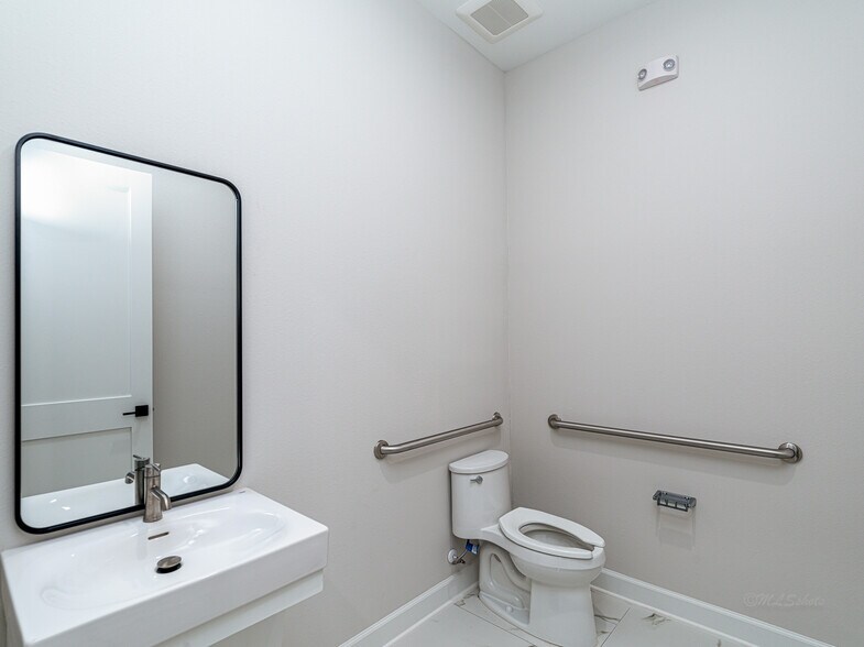 More Photos Of 1325 Main St, Katy Office For Sale