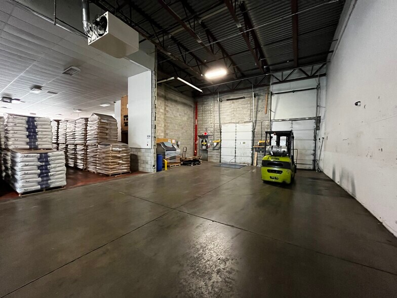 More Photos Of 347-374 Lang Blvd, Buffalo Light Distribution For Lease