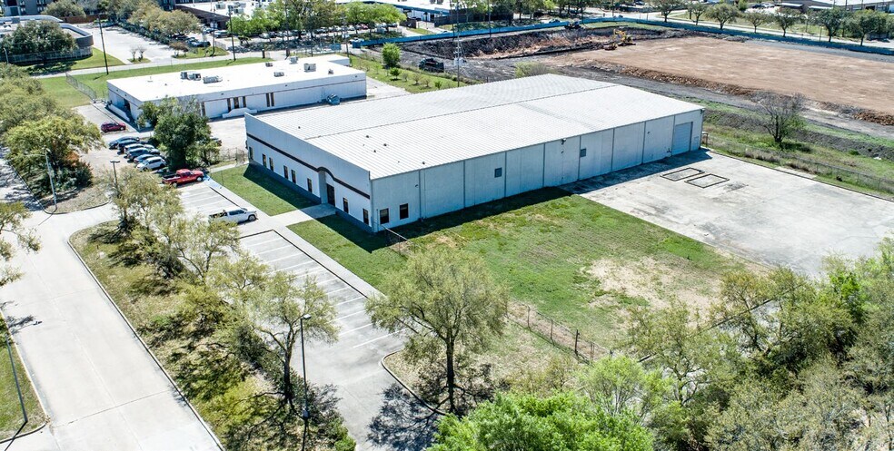 More Photos Of 10511 Fallstone Rd, Houston Warehouse For Lease