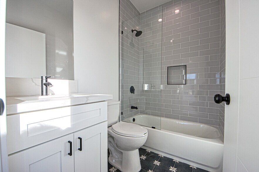 More Photos Of 2404 S Cochran Ave, Los Angeles Apartments For Sale
