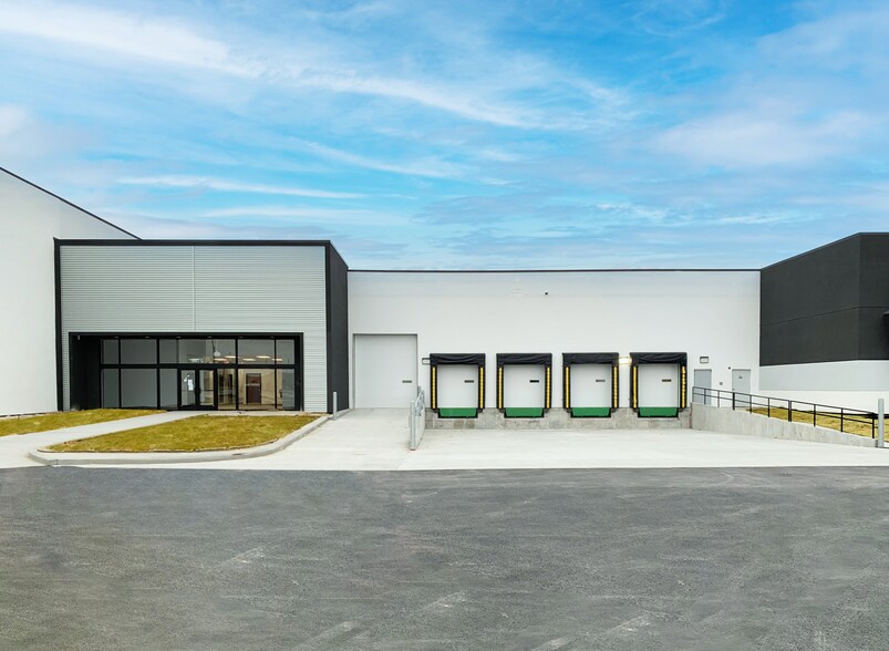 More Photos Of 5555 Saint Louis Mills Blvd, Hazelwood Warehouse For Lease