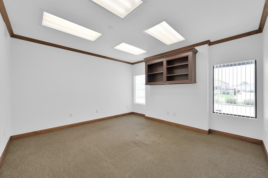 More Photos Of 11322 Neeshaw Dr, Houston Warehouse For Lease