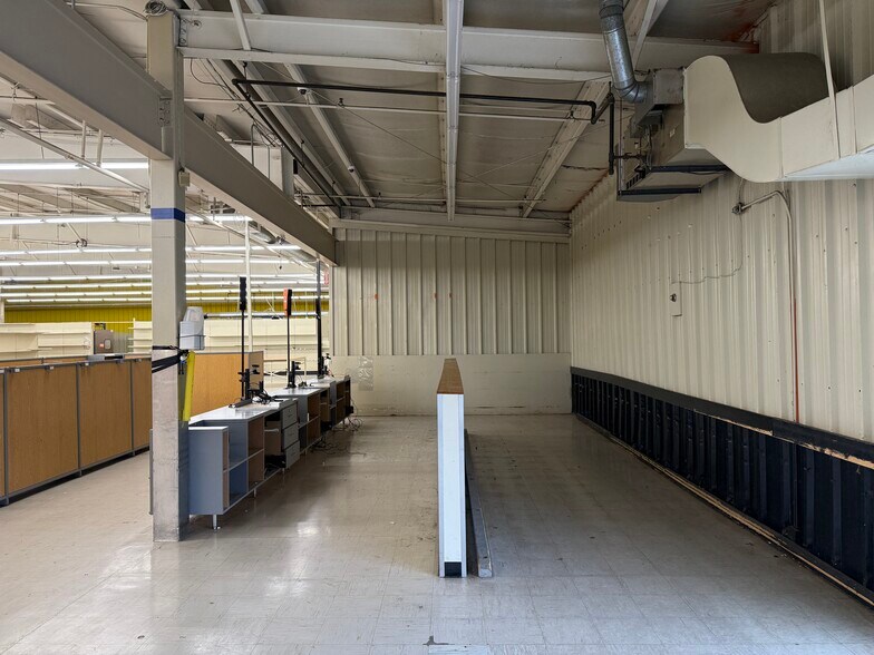 More Photos Of 1407 38th St, Peru Freestanding For Sale