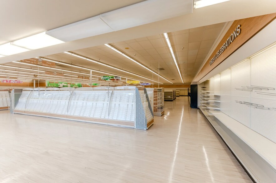 More Photos Of 4500 Commercial St SE, Salem Freestanding For Lease