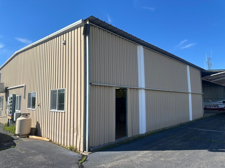 More Photos Of 10 Hangar Rd, Vineyard Haven Warehouse For Lease