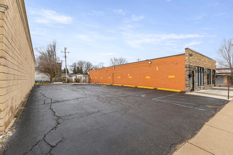 More Photos Of 25033-25037 W Warren St, Dearborn Heights Freestanding For Lease