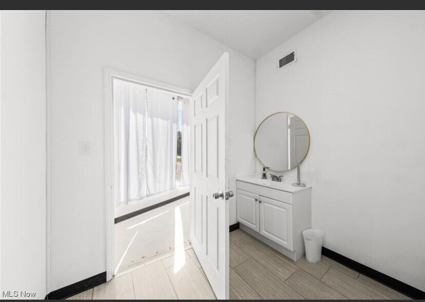 More Photos Of 2821 E Aurora Rd, Twinsburg Freestanding For Sale