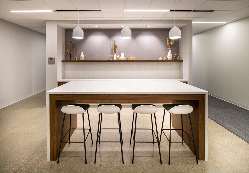 More Photos Of 1401 Discovery Pky, Milwaukee Office For Lease