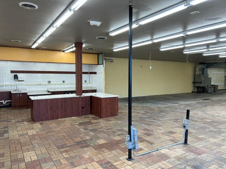 More Photos Of 1636 W 4th St, Waterloo Convenience Store For Sale