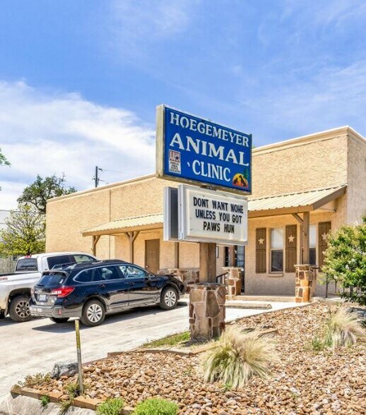 More Photos Of 1516 Sidney Baker St, Kerrville Veterinarian Kennel For Sale