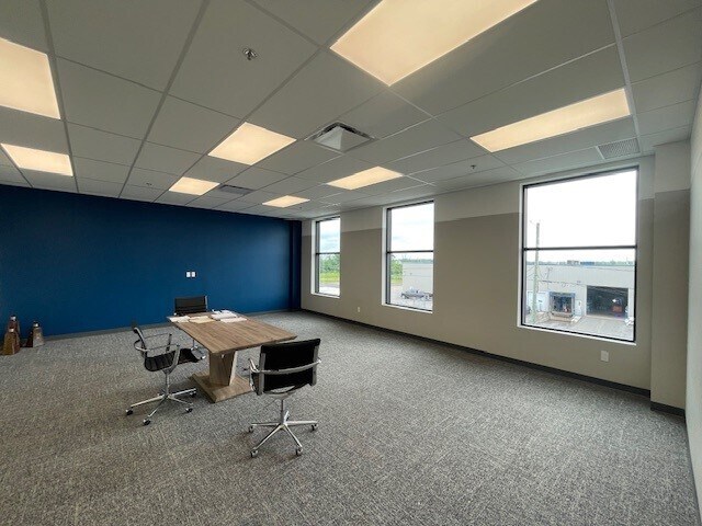 More Photos Of 3300 Av De La Gare, Mascouche Distribution For Lease