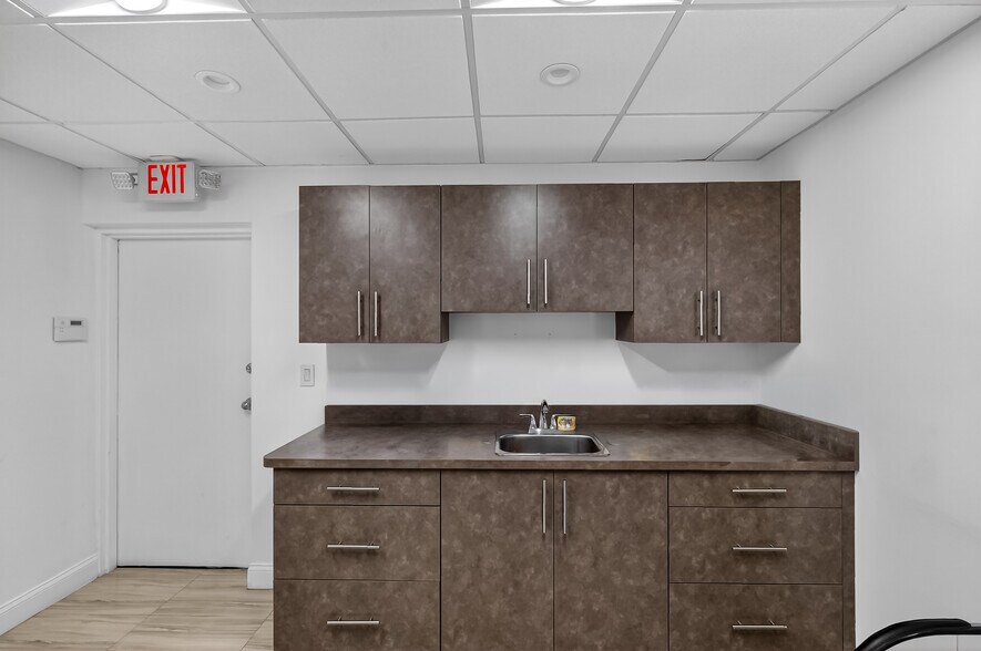 More Photos Of 201 N University Dr, Plantation Medical For Sale