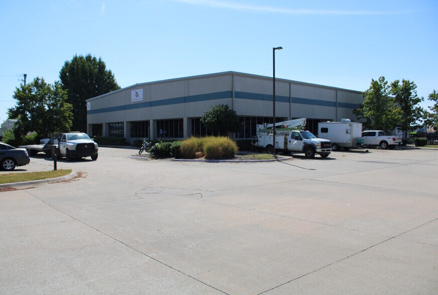 More Photos Of 477 E Robinson Ave, Springdale Warehouse For Lease