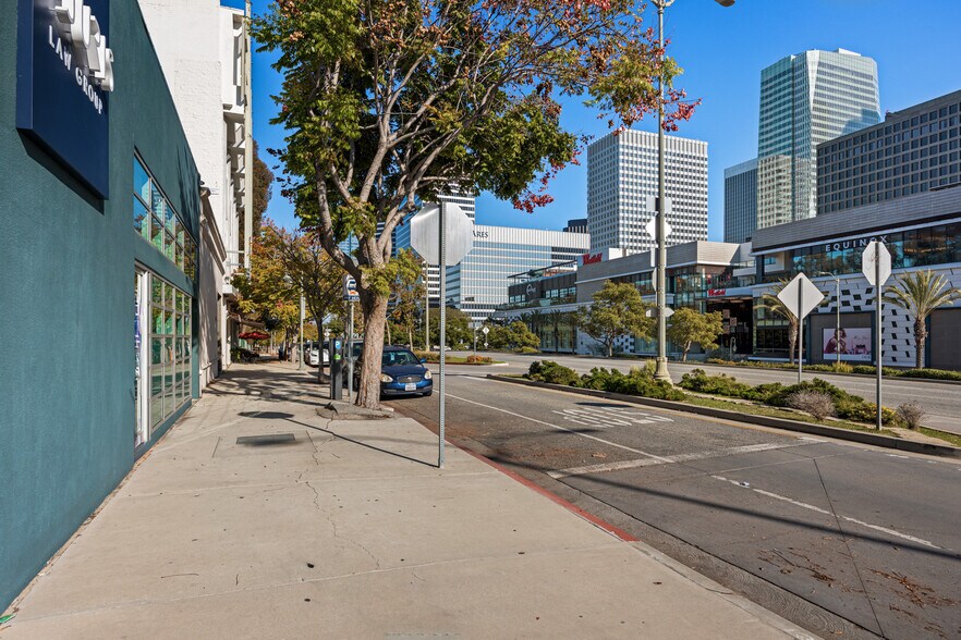 More Photos Of 10215 Santa Monica Blvd, Los Angeles Office For Sale