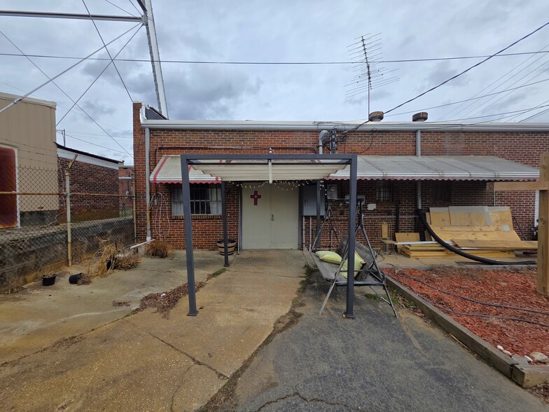 More Photos Of 206 E Main St, Rockwell Storefront Retail Office For Lease