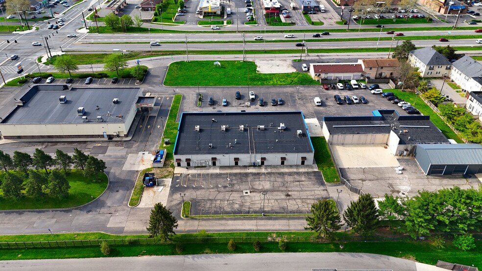 More Photos Of 2050-2090 E Dublin Granville Rd, Columbus General Retail For Lease