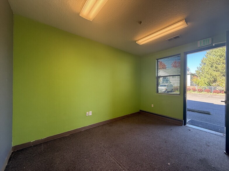 More Photos Of 2819-2827 SE 75th Ave, Hillsboro Light Distribution For Lease