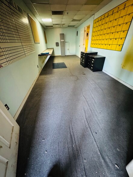 More Photos Of 426 W 4th St, London Warehouse For Sale