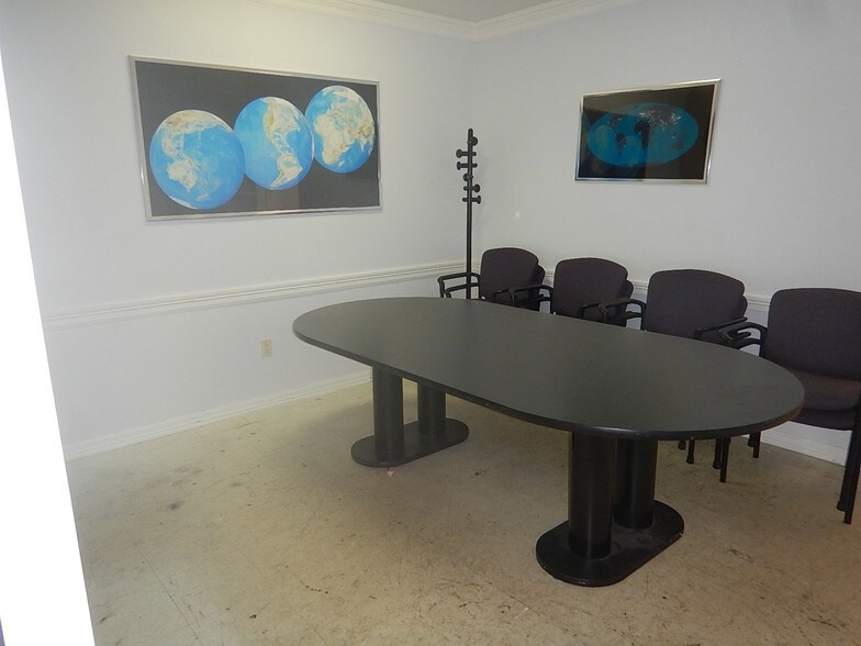 More Photos Of 4199 N Dixie Hwy, Boca Raton Warehouse For Lease