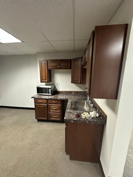 More Photos Of 240 Mohawk Ave, Schenectady Auto Repair For Lease