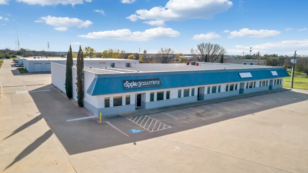 More Photos Of 2801-2807 W Euless Blvd, Euless Showroom For Lease