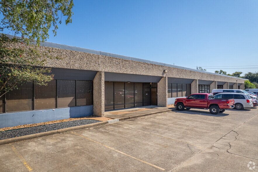 More Photos Of 9434 Katy Fwy, Houston Research And Development For Lease