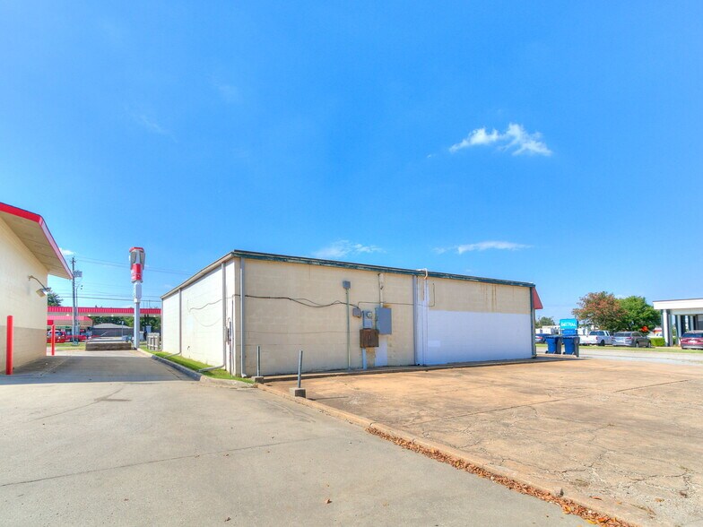More Photos Of 6700 S Western Ave, Oklahoma City Office For Sale