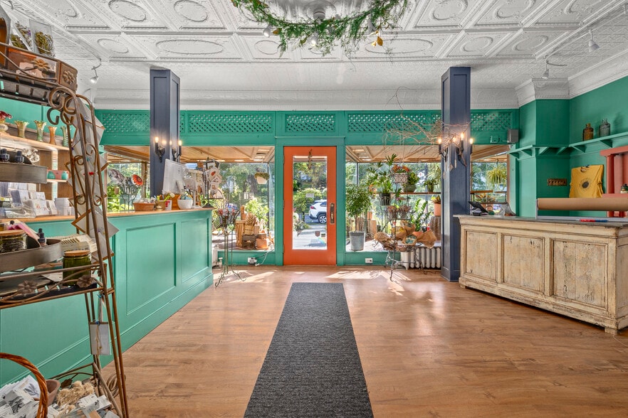 More Photos Of 128 Green St, Hudson Storefront Retail Residential For Sale