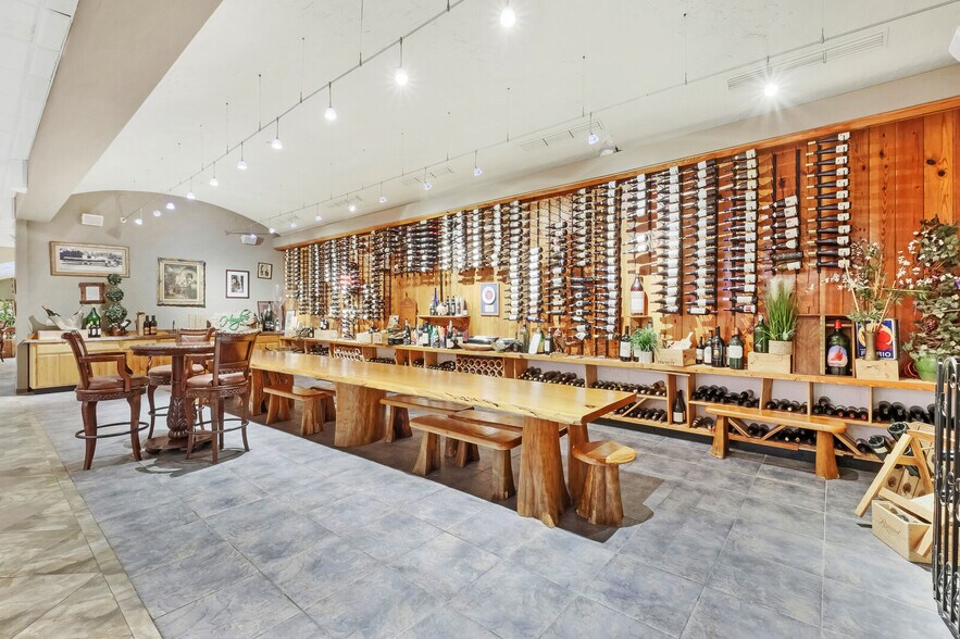 More Photos Of 4351 NE 12th Ter, Oakland Park Restaurant For Lease