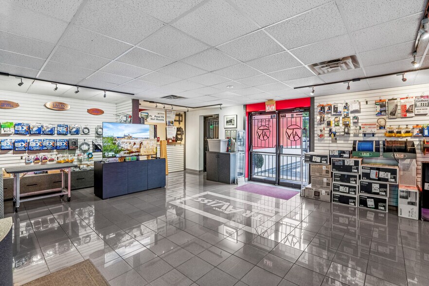 More Photos Of 4931 Douglas Ave, Des Moines General Retail For Sale