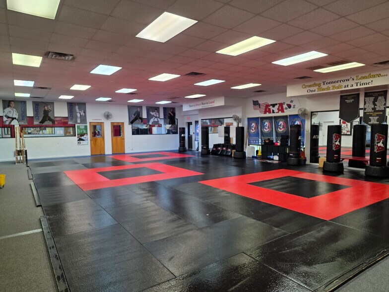 More Photos Of 100 Commercial Dr, Atoka General Retail For Sale