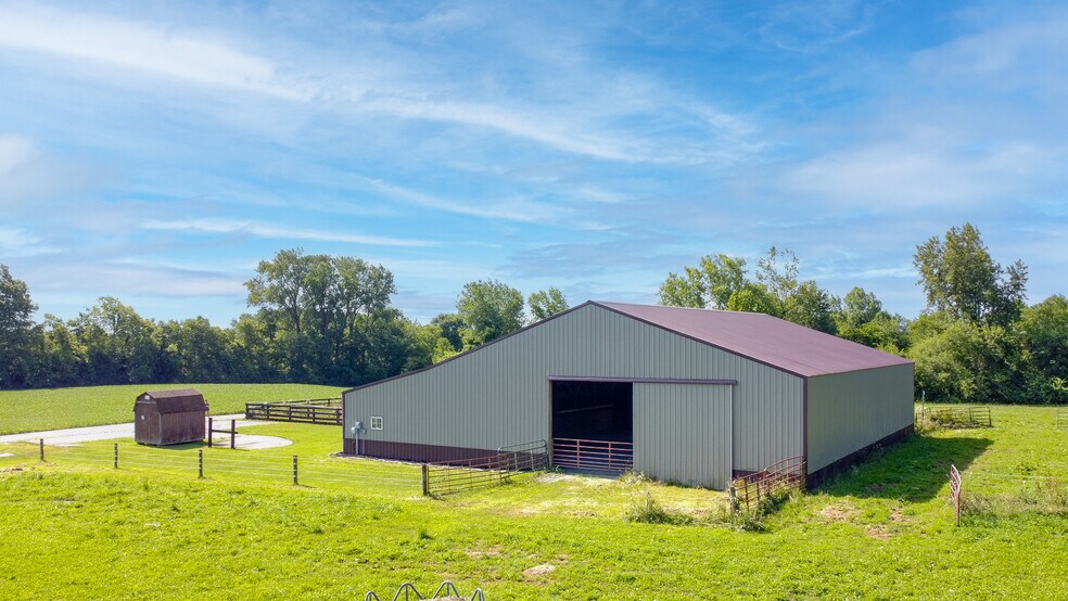 More Photos Of 9185 E County Road 700 N, Hope Specialty For Lease