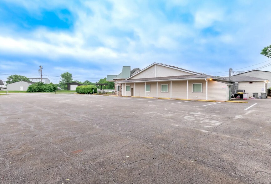 More Photos Of 1008 Commerce Blvd, Bardstown Freestanding For Sale