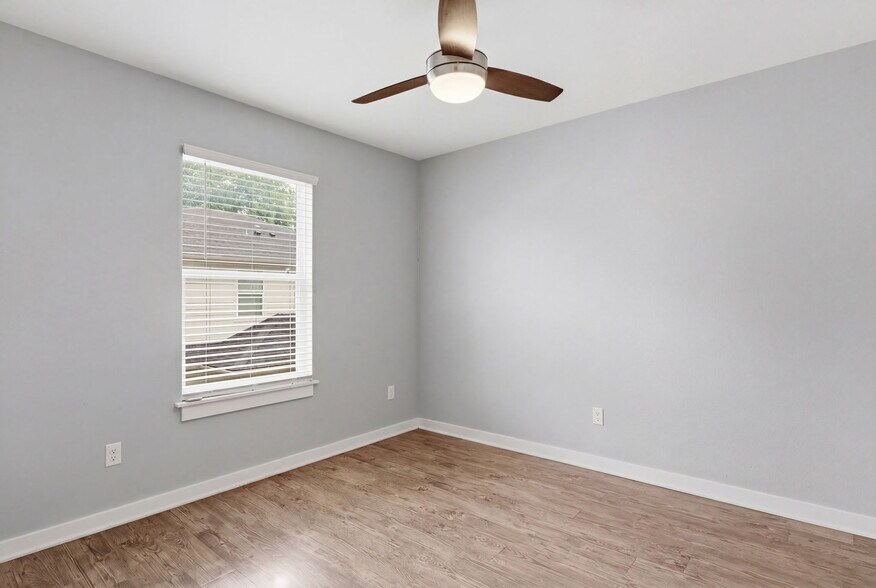 More Photos Of 307 N Henry St, Lindale Apartments For Sale