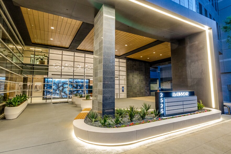 More Photos Of 2525 McKinnon St, Dallas Office For Lease