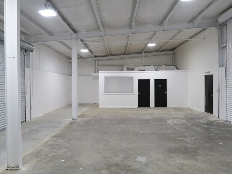 More Photos Of 5638 Star Ln, Houston Auto Dealership For Lease