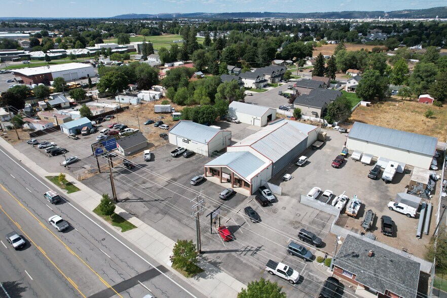 More Photos Of 17809 E Appleway Ave, Spokane Valley Showroom For Lease