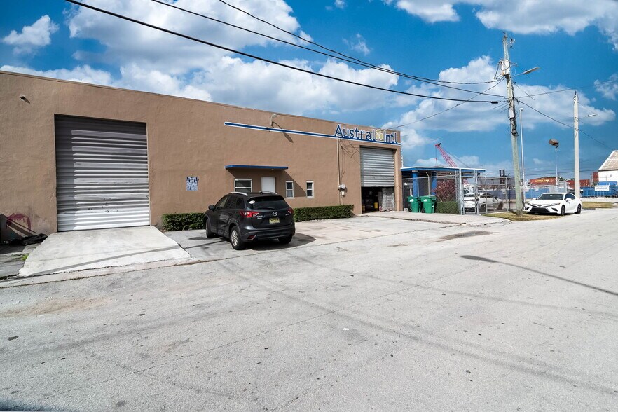 More Photos Of 3200 NW South River Dr, Miami Manufacturing For Lease