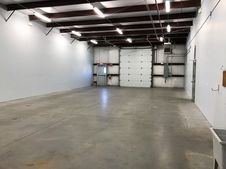 More Photos Of 7330 W 33rd St, Wichita Flex For Lease