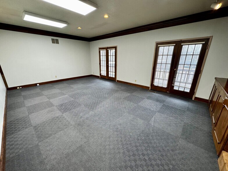More Photos Of 6800 W 107th St, Overland Park Office For Sale
