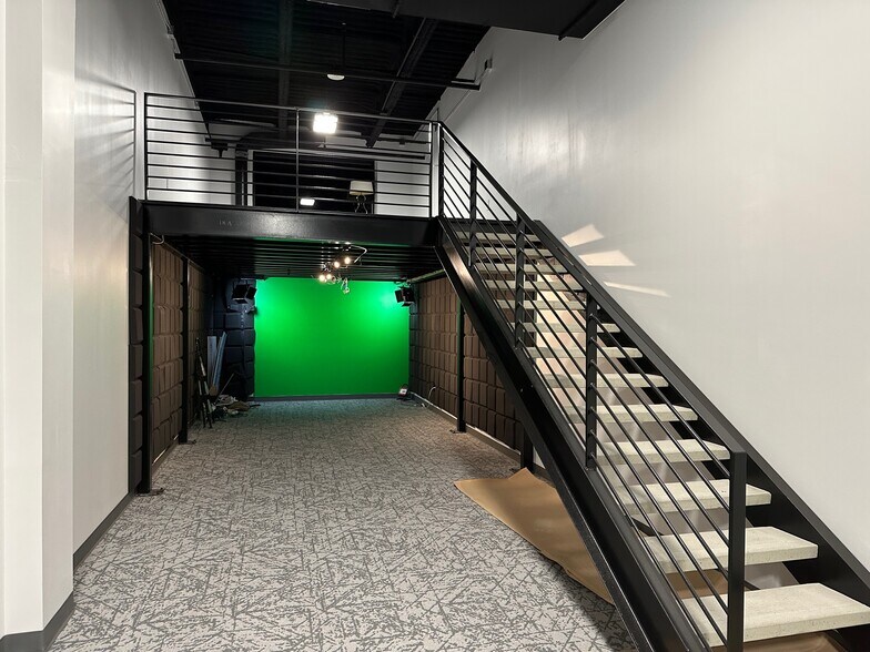 More Photos Of 4229 N FM 620 Hwy, Austin Showroom For Sale